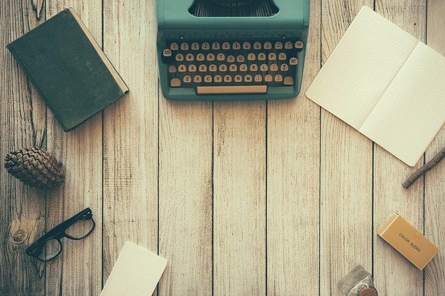 psací stroj, kniha a zápisník